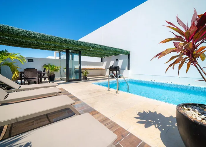 With Balcony & Pool In Playa del Carmen